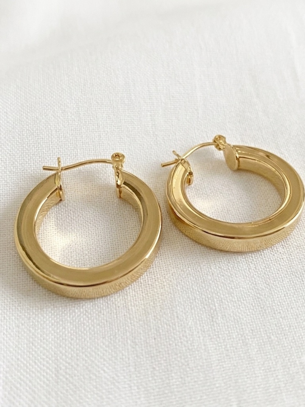 14k-gold-plated women’s 25mm hoop earrings hypoallergenic - Picture 3 of 5